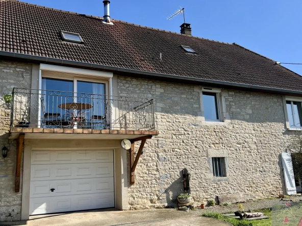 Maison en pierre avec piscine à Saligney, 154 m², vue imprenable