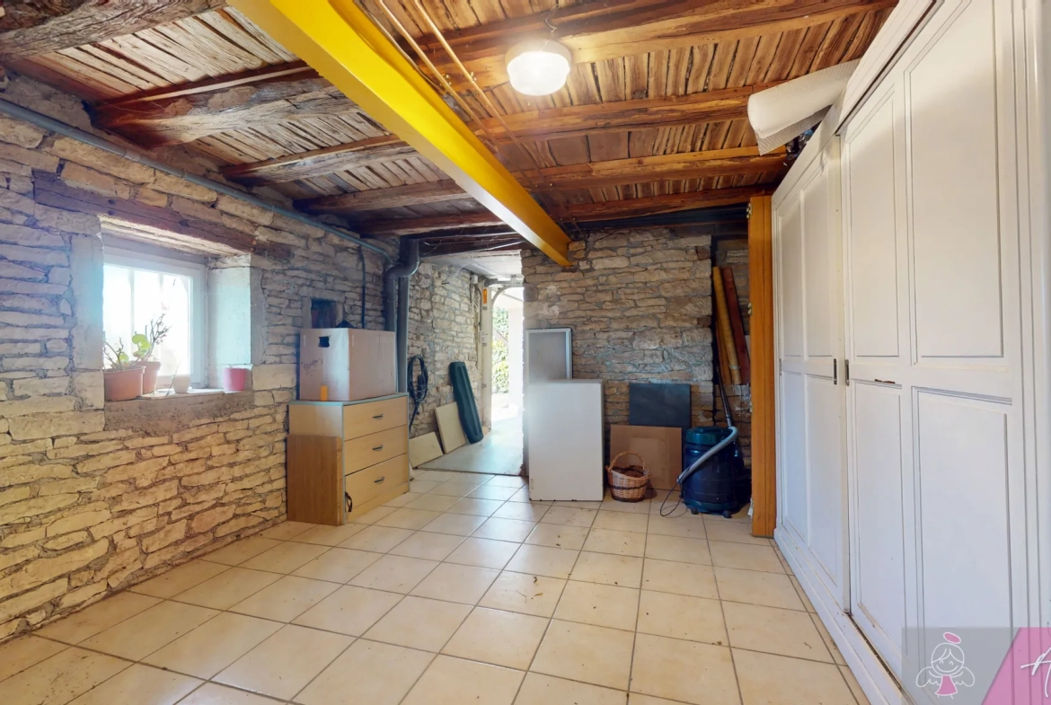 Maison en pierre avec piscine à Saligney, 154 m², vue imprenable 