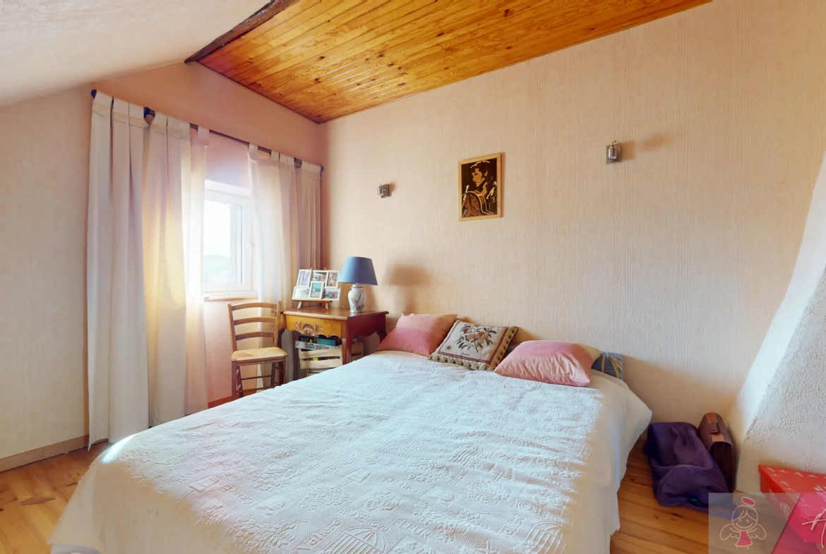 Maison en pierre avec piscine à Saligney, 154 m², vue imprenable 