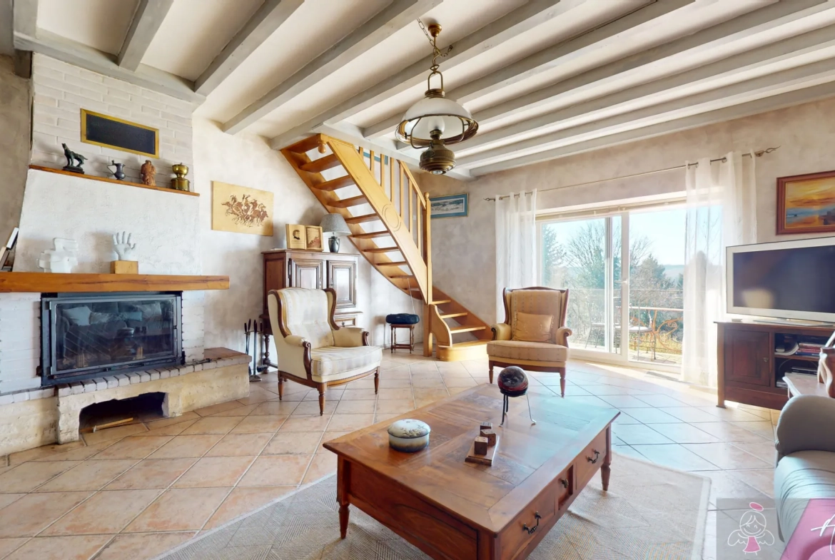 Maison en pierre avec piscine à Saligney, 154 m², vue imprenable 