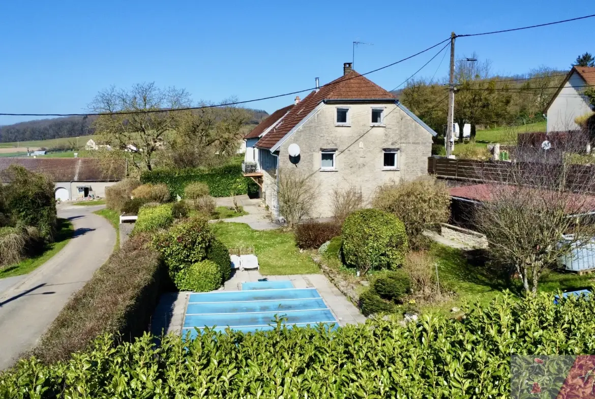 Maison en pierre avec piscine à Saligney, 154 m², vue imprenable 