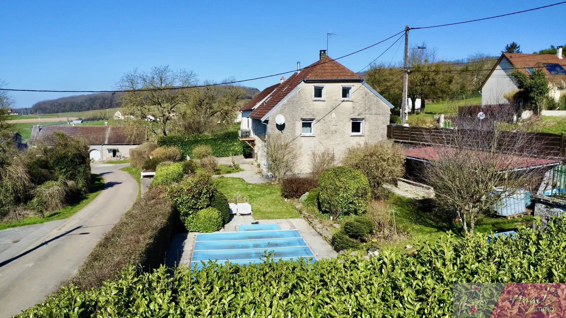 Maison en pierre avec piscine à Saligney, 154 m², vue imprenable 