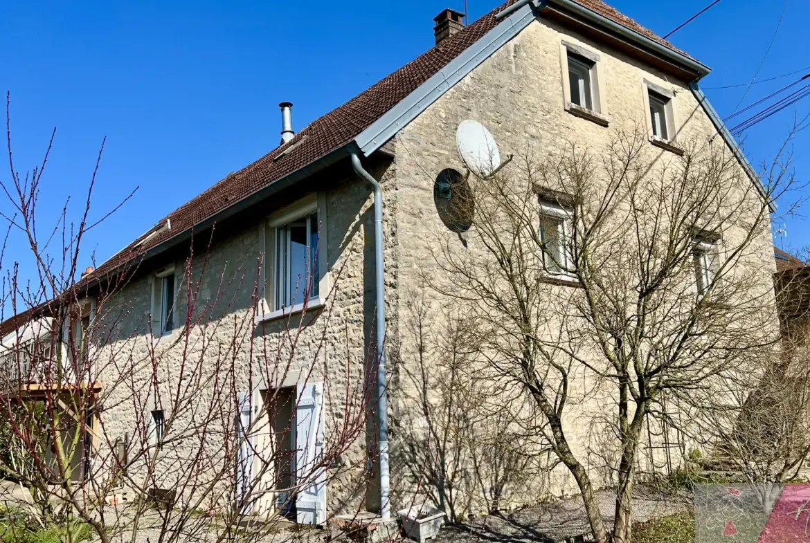 Maison en pierre avec piscine à Saligney, 154 m², vue imprenable 