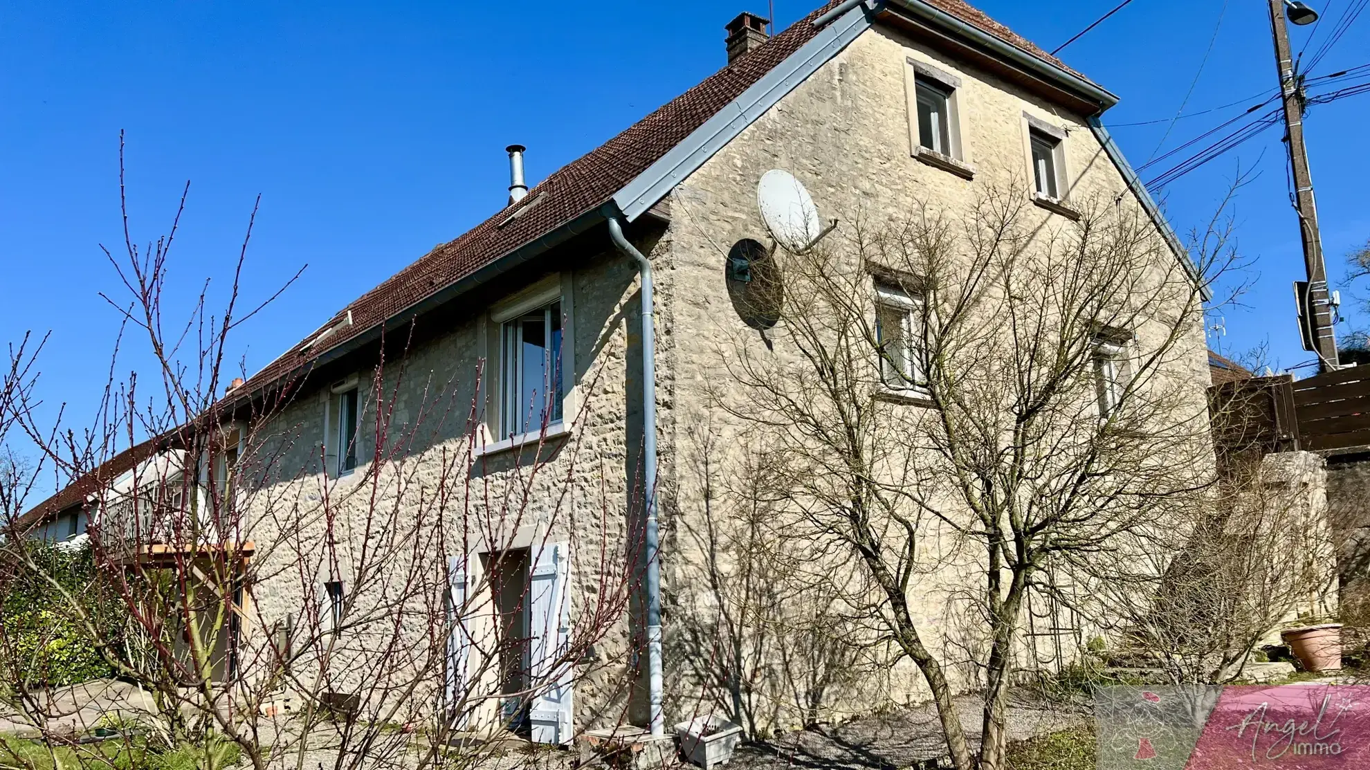 Maison en pierre avec piscine à Saligney, 154 m², vue imprenable 
