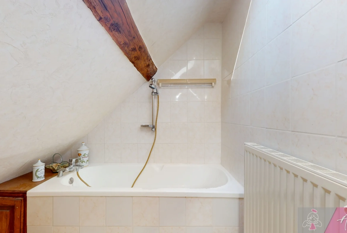 Maison en pierre avec piscine à Saligney, 154 m², vue imprenable 