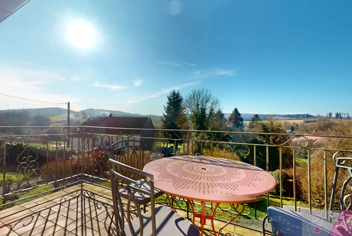Maison en pierre avec piscine à Saligney, 154 m², vue imprenable 
