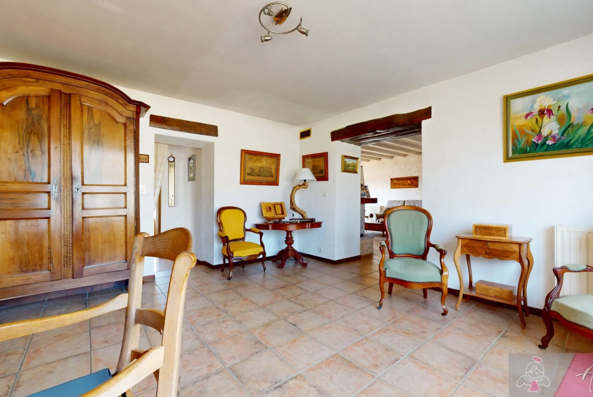 Maison en pierre avec piscine à Saligney, 154 m², vue imprenable 