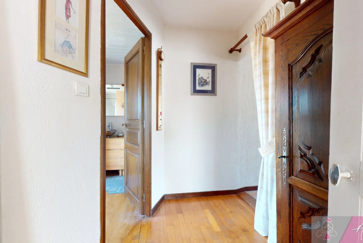 Maison en pierre avec piscine à Saligney, 154 m², vue imprenable 