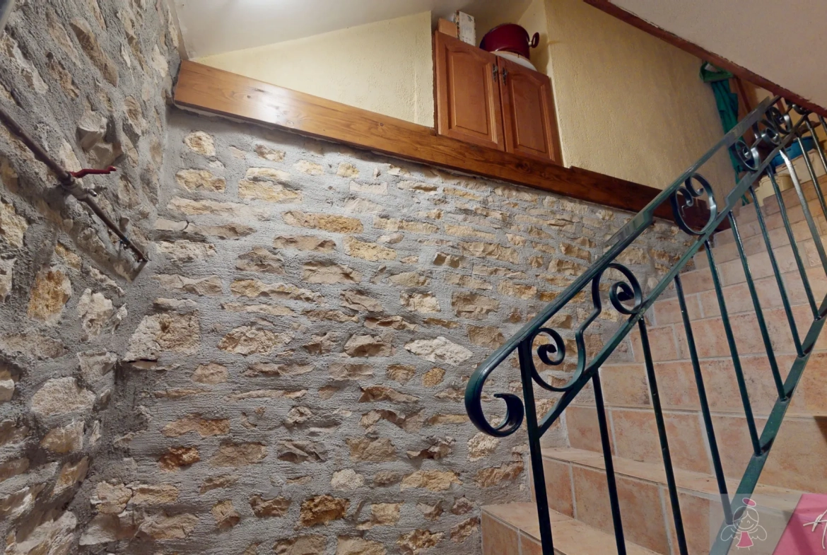 Maison en pierre avec piscine à Saligney, 154 m², vue imprenable 