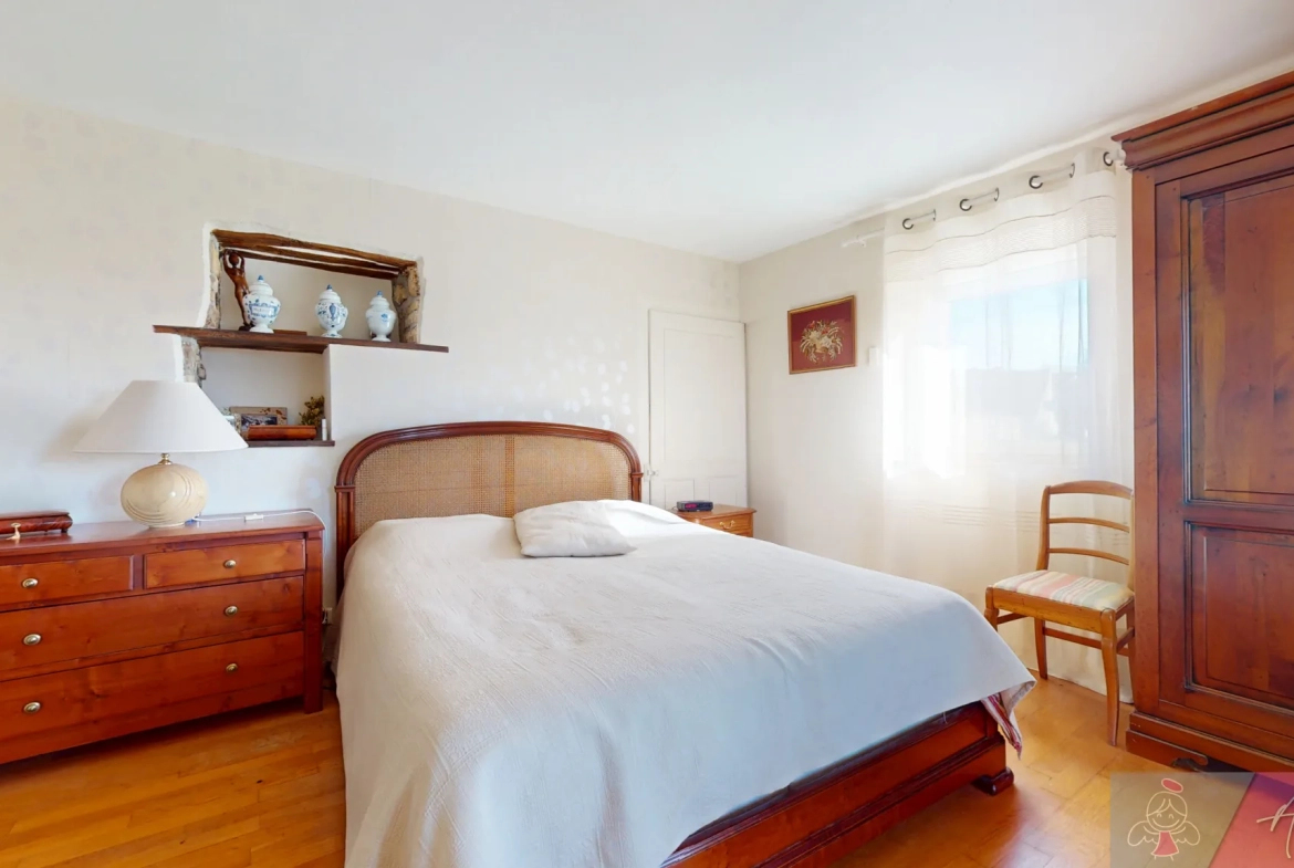 Maison en pierre avec piscine à Saligney, 154 m², vue imprenable 