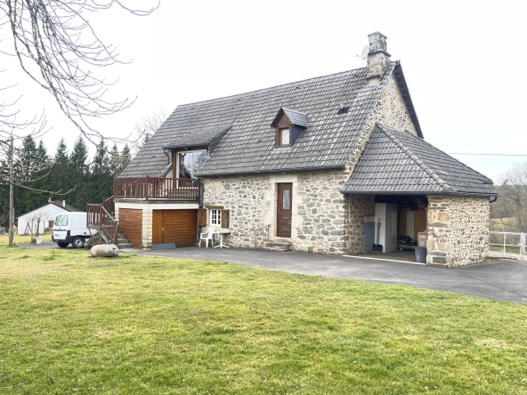 Charmante maison en pierre avec terrain à Rilhac-Xaintrie – 2 chambres, terrasse et garage