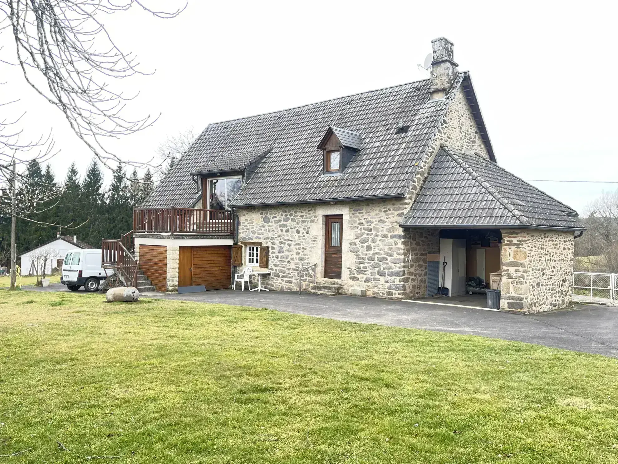 Charmante maison en pierre avec terrain à Rilhac-Xaintrie – 2 chambres, terrasse et garage 