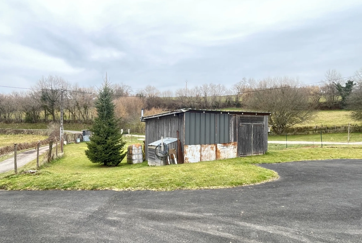 Charmante maison en pierre avec terrain à Rilhac-Xaintrie – 2 chambres, terrasse et garage 