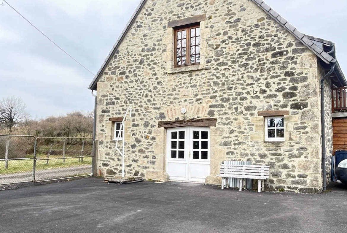 Charmante maison en pierre avec terrain à Rilhac-Xaintrie – 2 chambres, terrasse et garage 
