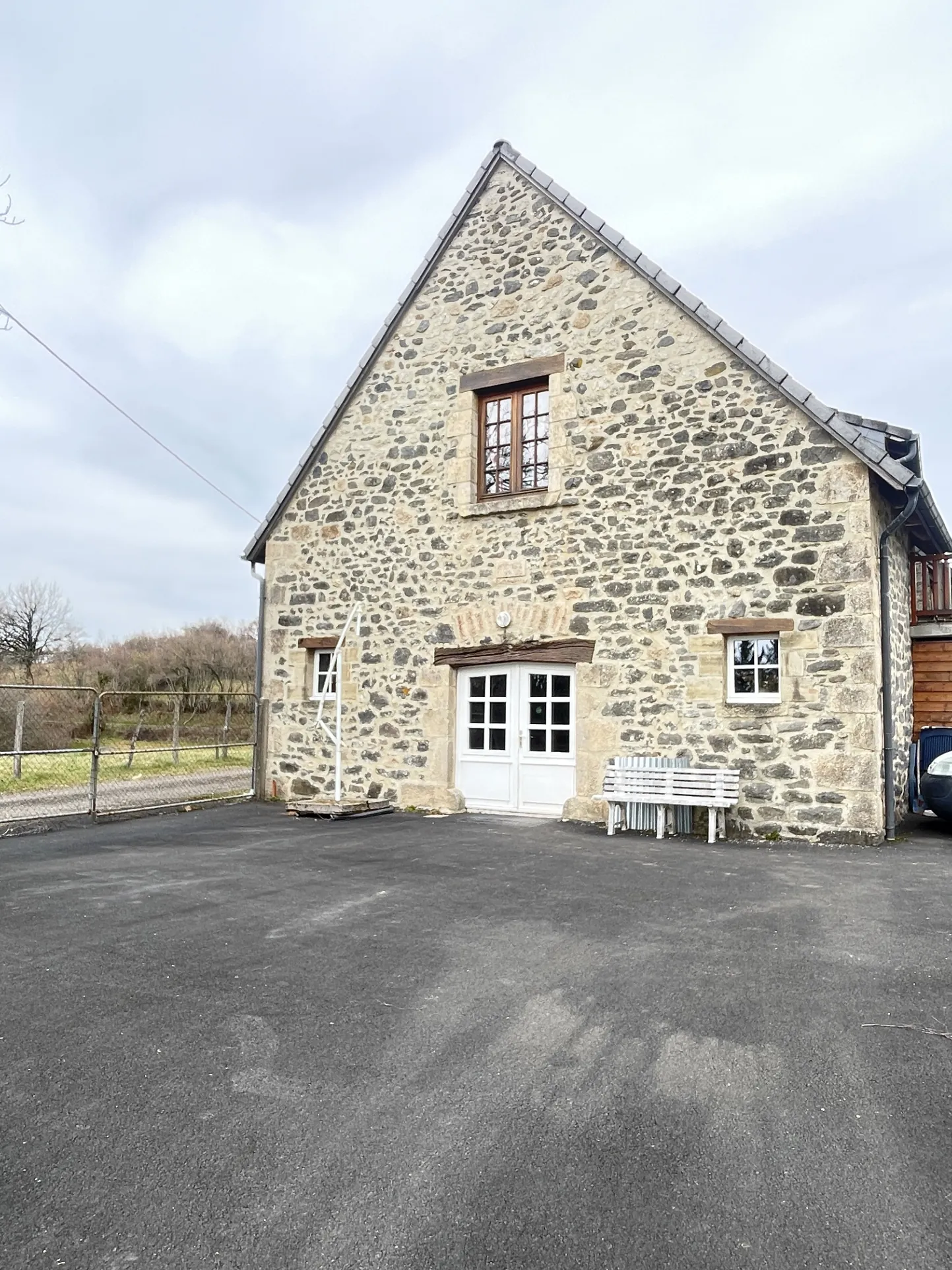 Charmante maison en pierre avec terrain à Rilhac-Xaintrie – 2 chambres, terrasse et garage 