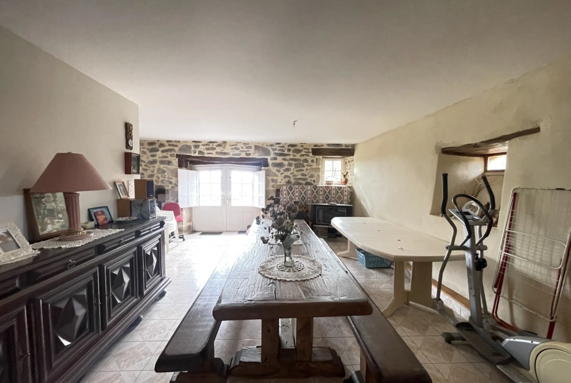 Charmante maison en pierre avec terrain à Rilhac-Xaintrie – 2 chambres, terrasse et garage 