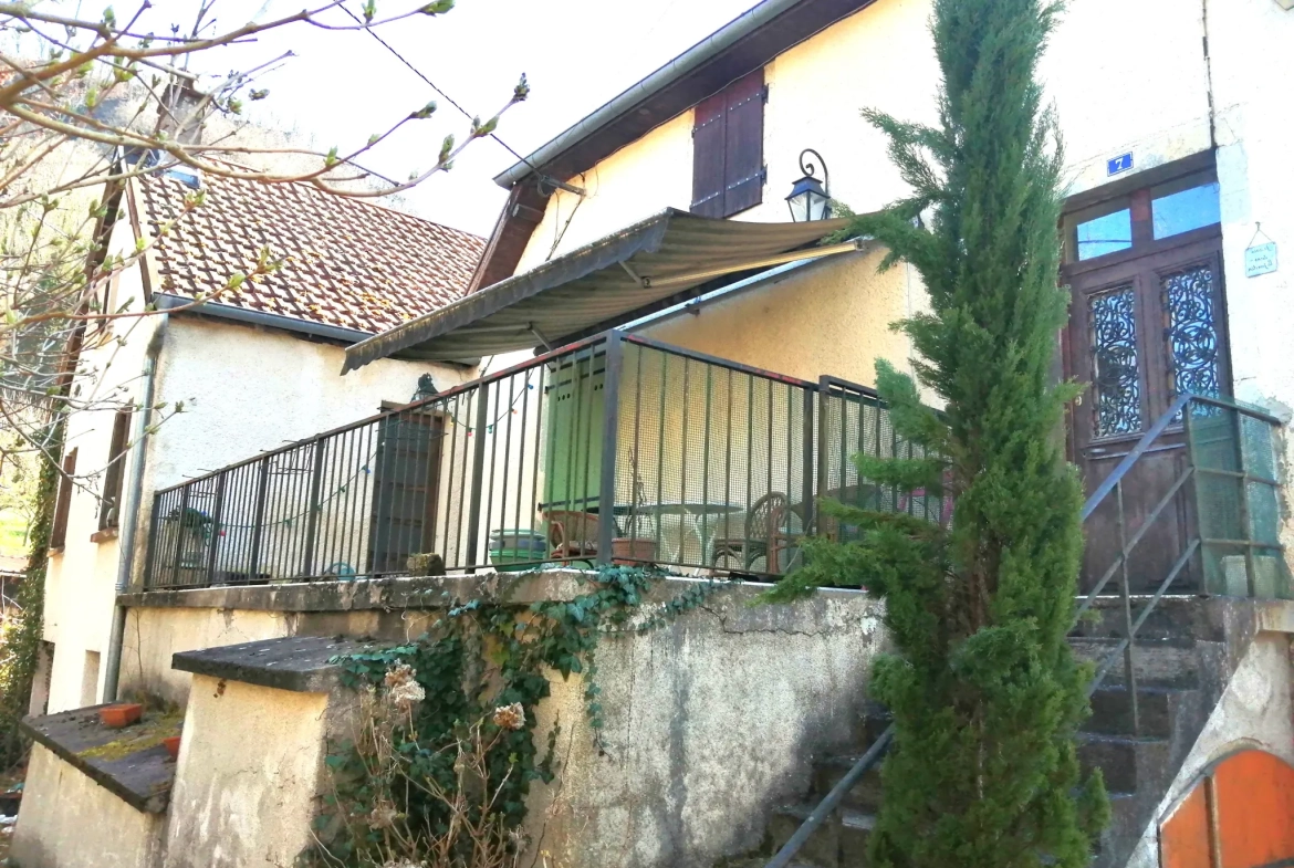 Maison spacieuse à Baume-les-Dames avec grand terrain et potentiel locatif 