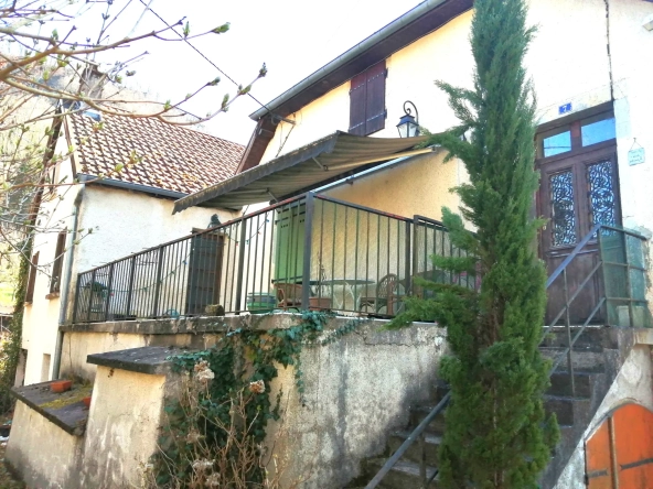 Maison spacieuse à Baume-les-Dames avec grand terrain et potentiel locatif