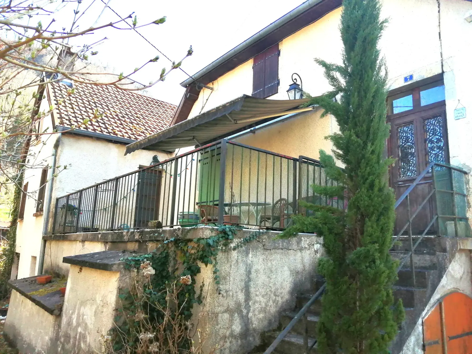 Maison spacieuse à Baume-les-Dames avec grand terrain et potentiel locatif 