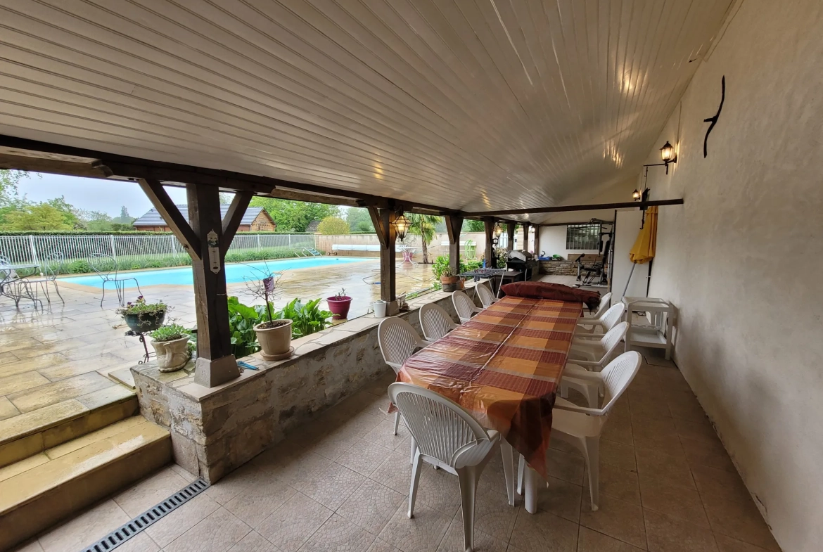 Magnifique longère rénovée avec piscine et grand terrain à Chantenay Saint Imbert 