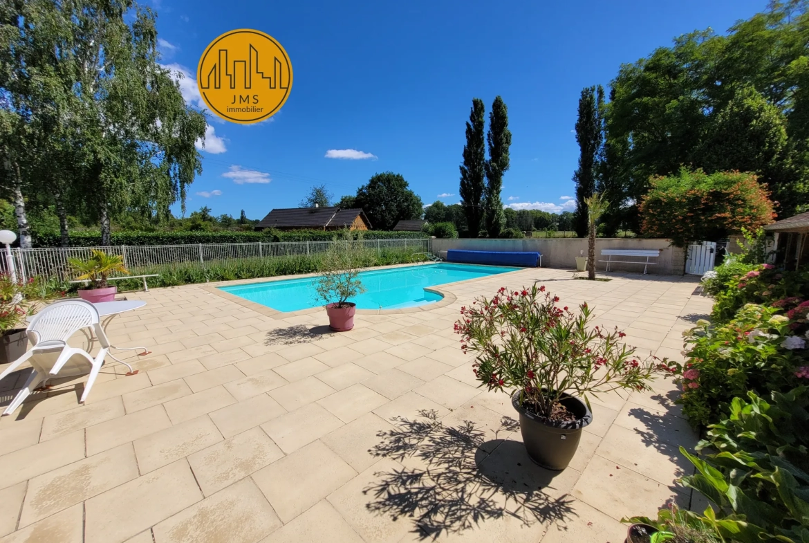 Magnifique longère rénovée avec piscine et grand terrain à Chantenay Saint Imbert 