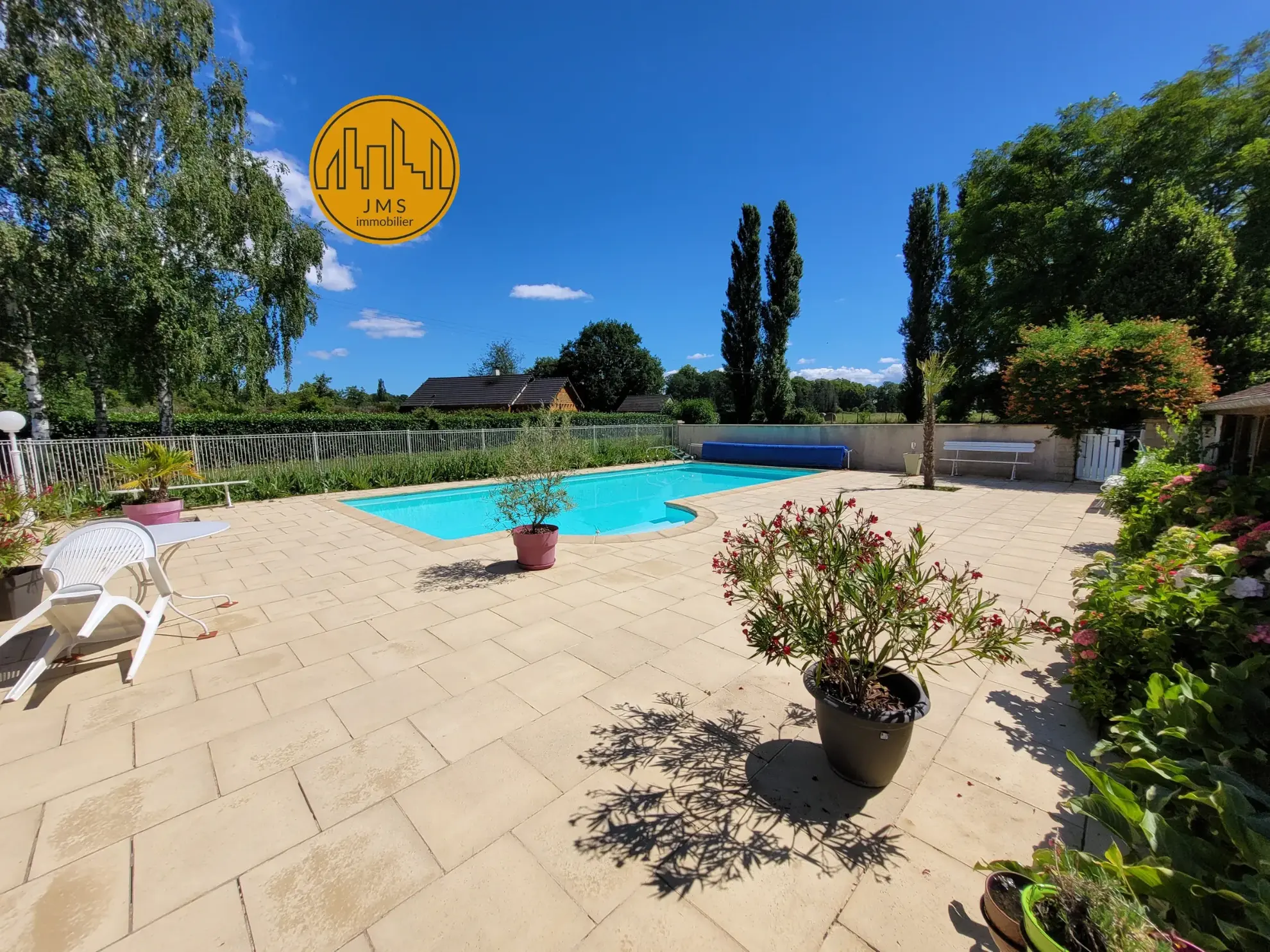 Magnifique longère rénovée avec piscine et grand terrain à Chantenay Saint Imbert 