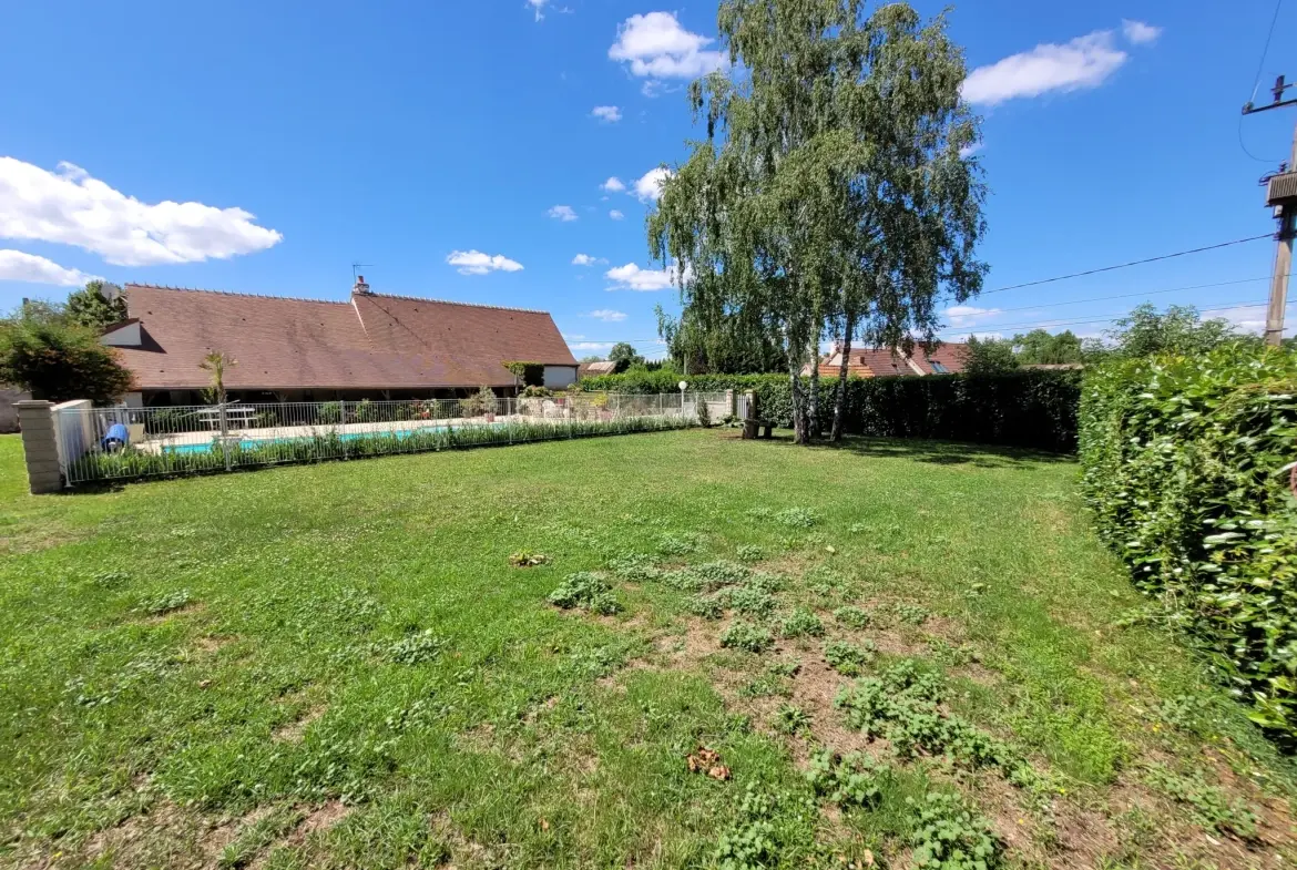 Magnifique longère rénovée avec piscine et grand terrain à Chantenay Saint Imbert 