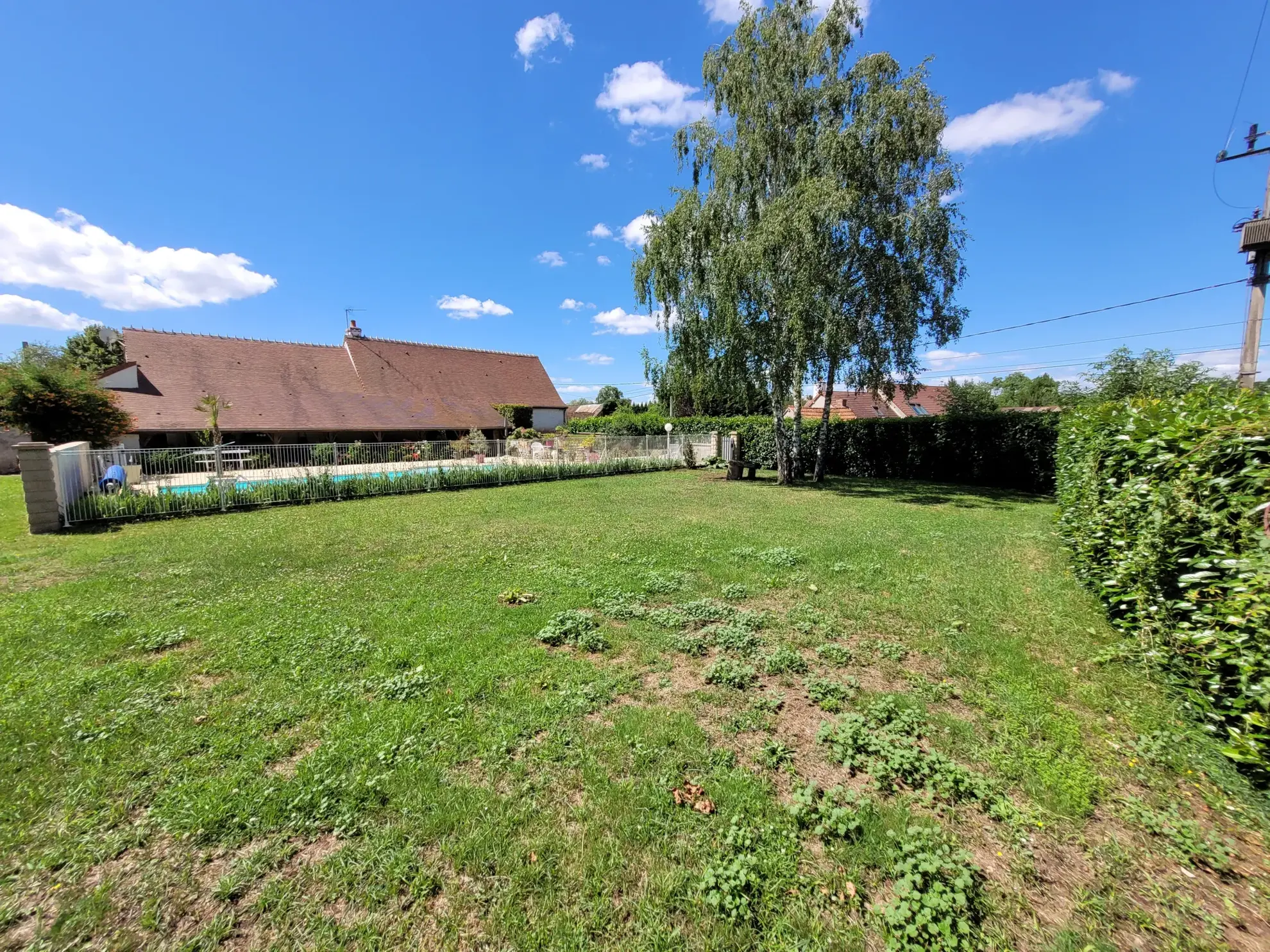 Magnifique longère rénovée avec piscine et grand terrain à Chantenay Saint Imbert 