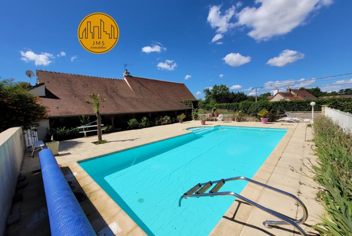 Magnifique longère rénovée avec piscine et grand terrain à Chantenay Saint Imbert 