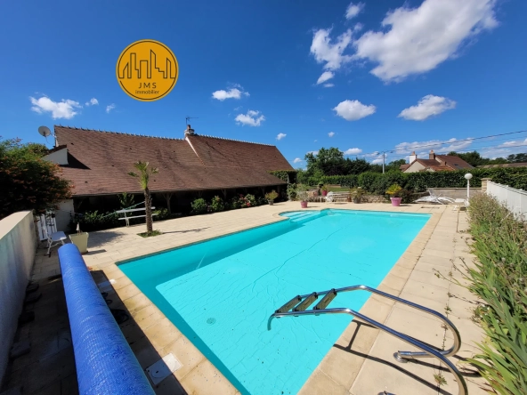 Magnifique longère rénovée avec piscine et grand terrain à Chantenay Saint Imbert