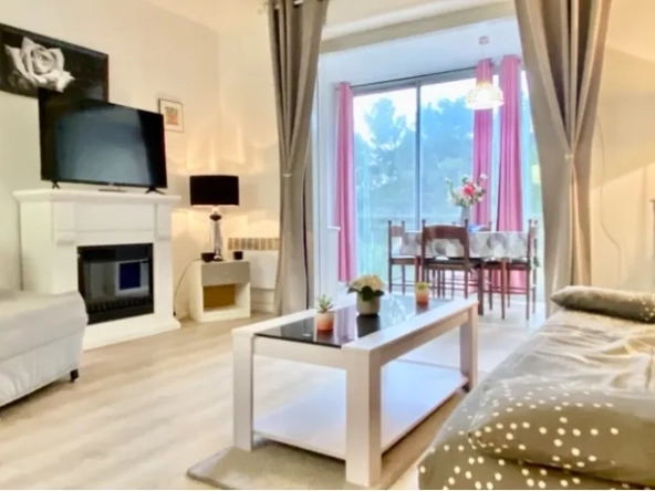 Studio rénové de 28 m² à Bandol avec cave, parking et vue paisible