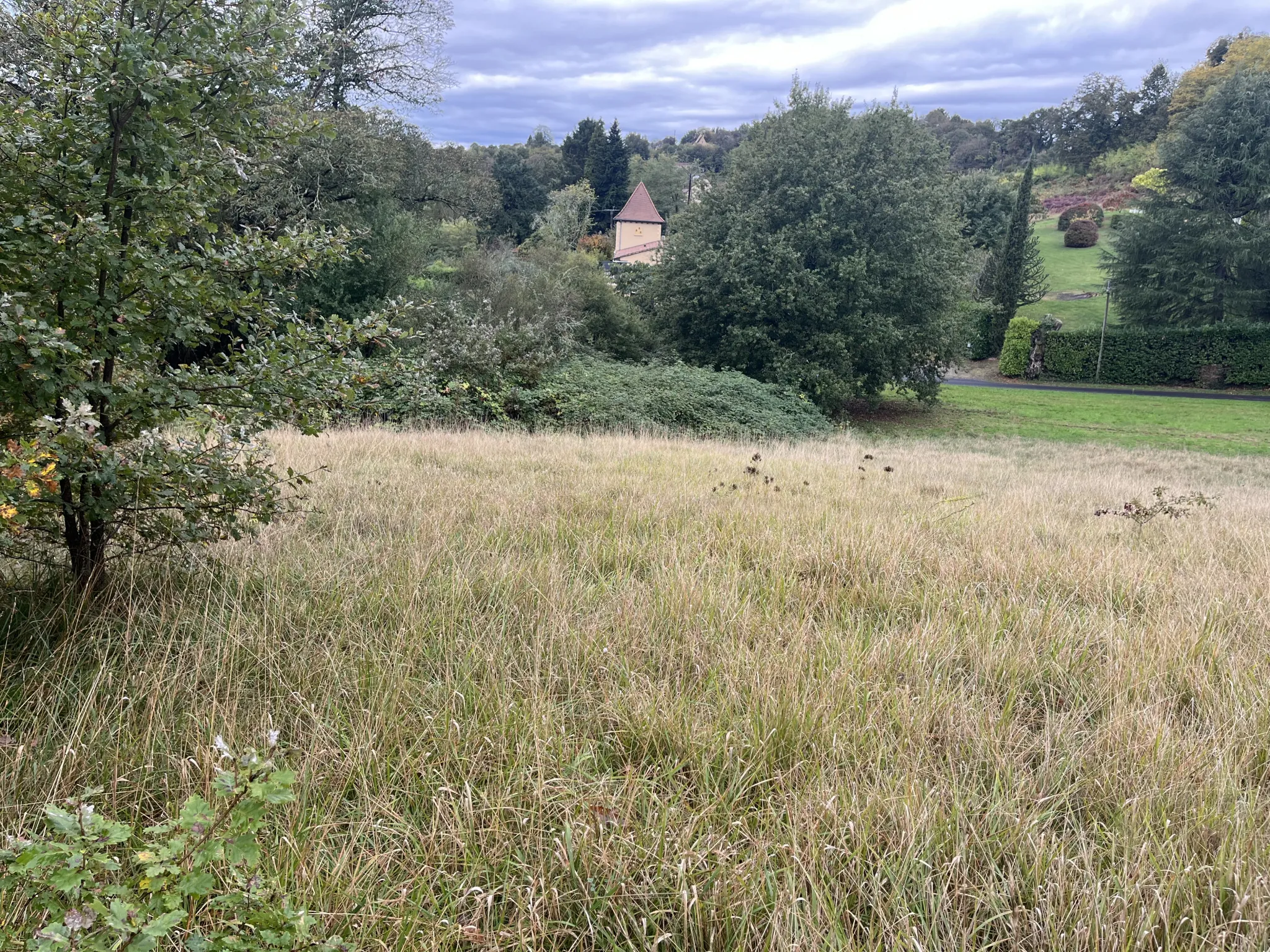 Terrain à bâtir de 3209 m² à Sarlat, proche du centre-ville, calme et constructible 