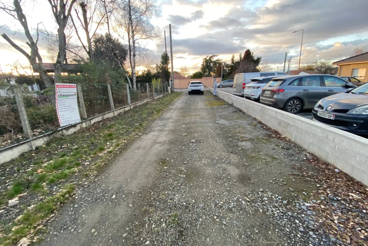 Terrain constructible de 1367 m² à Momères, calme et isolé avec réseaux disponibles 