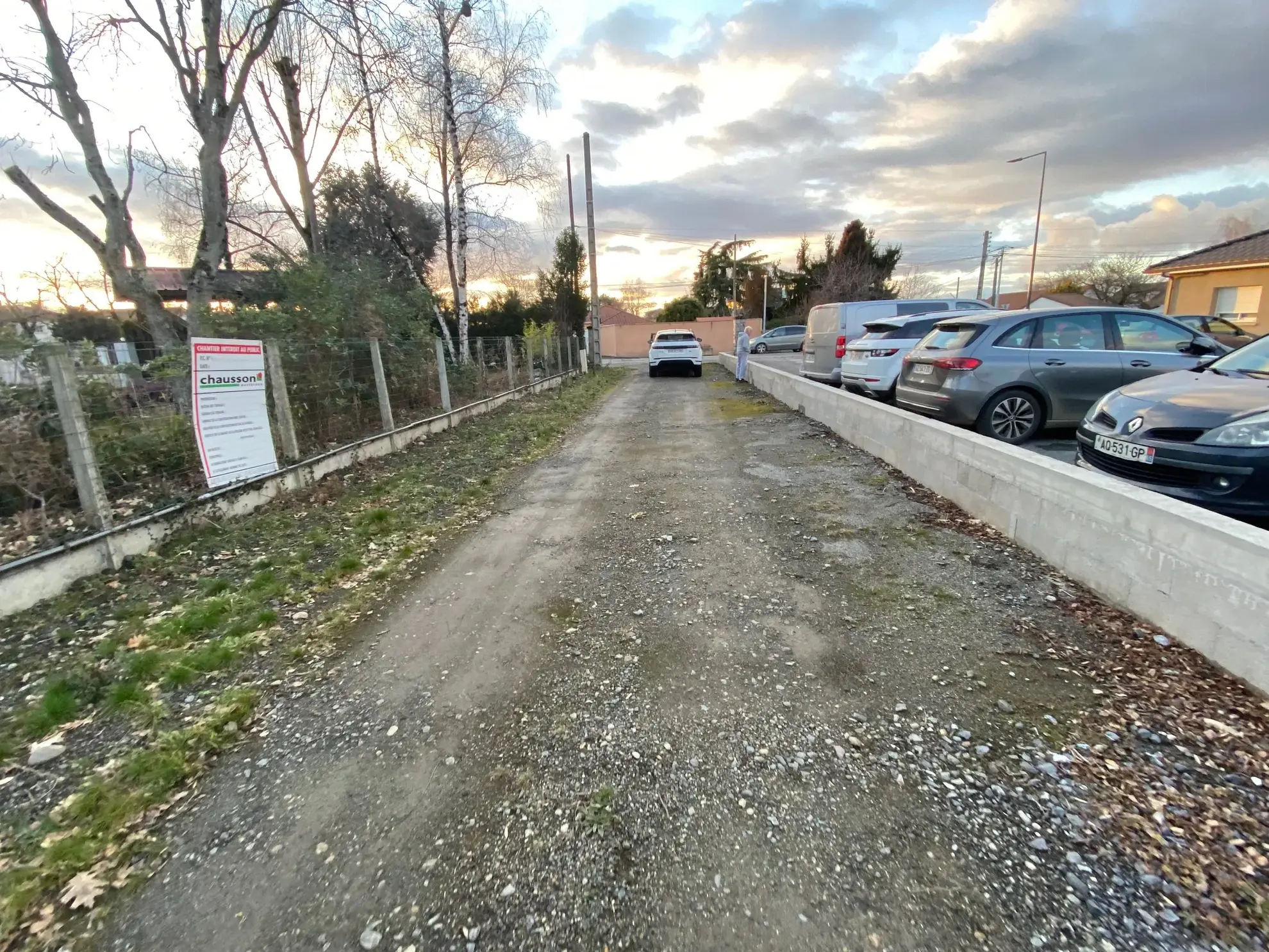 Terrain constructible de 1367 m² à Momères, calme et isolé avec réseaux disponibles 