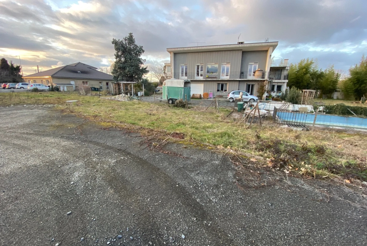 Terrain constructible de 1367 m² à Momères, calme et isolé avec réseaux disponibles 