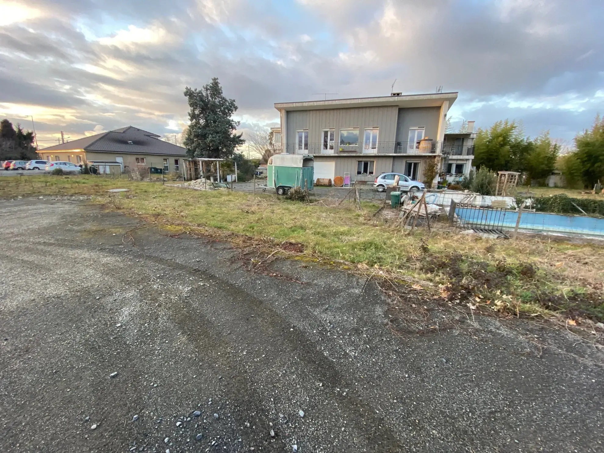 Terrain constructible de 1367 m² à Momères, calme et isolé avec réseaux disponibles 