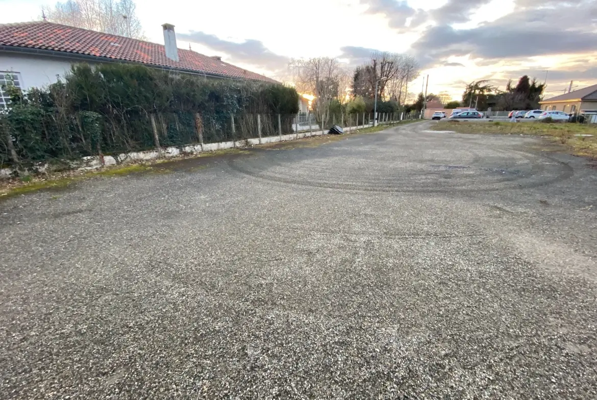 Terrain constructible de 1367 m² à Momères, calme et isolé avec réseaux disponibles 