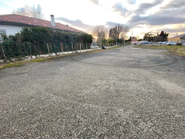 Terrain constructible de 1367 m² à Momères, calme et isolé avec réseaux disponibles