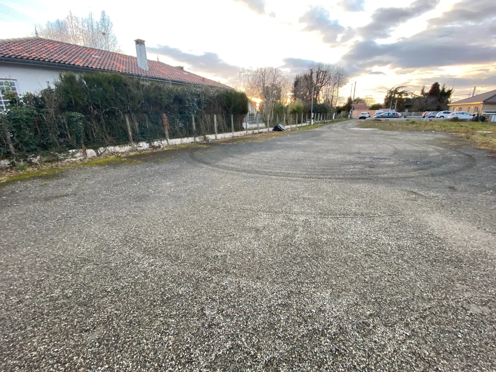 Terrain constructible de 1367 m² à Momères, calme et isolé avec réseaux disponibles 