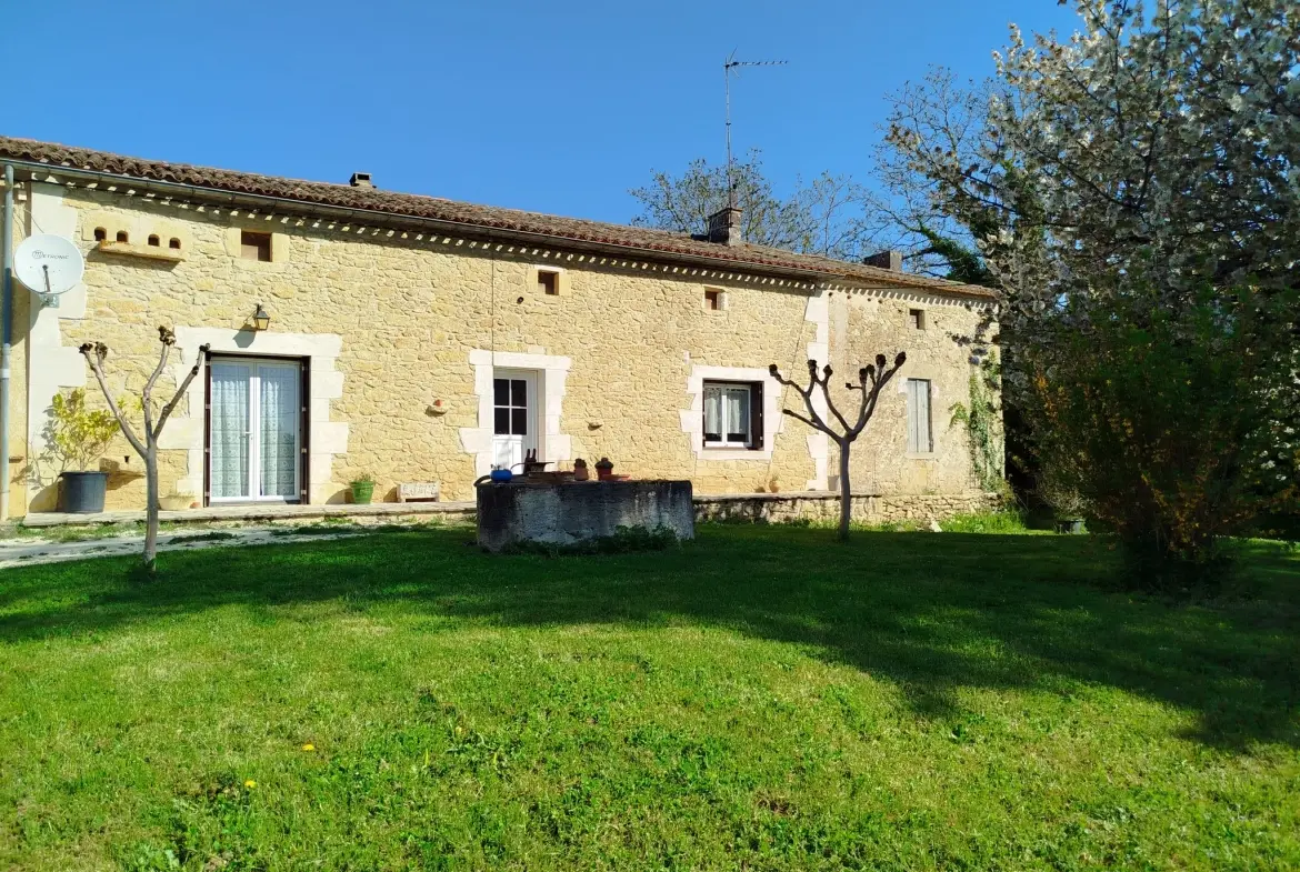 Maison à rénover avec dépendance sur 3024 m² à Ste Radegonde 