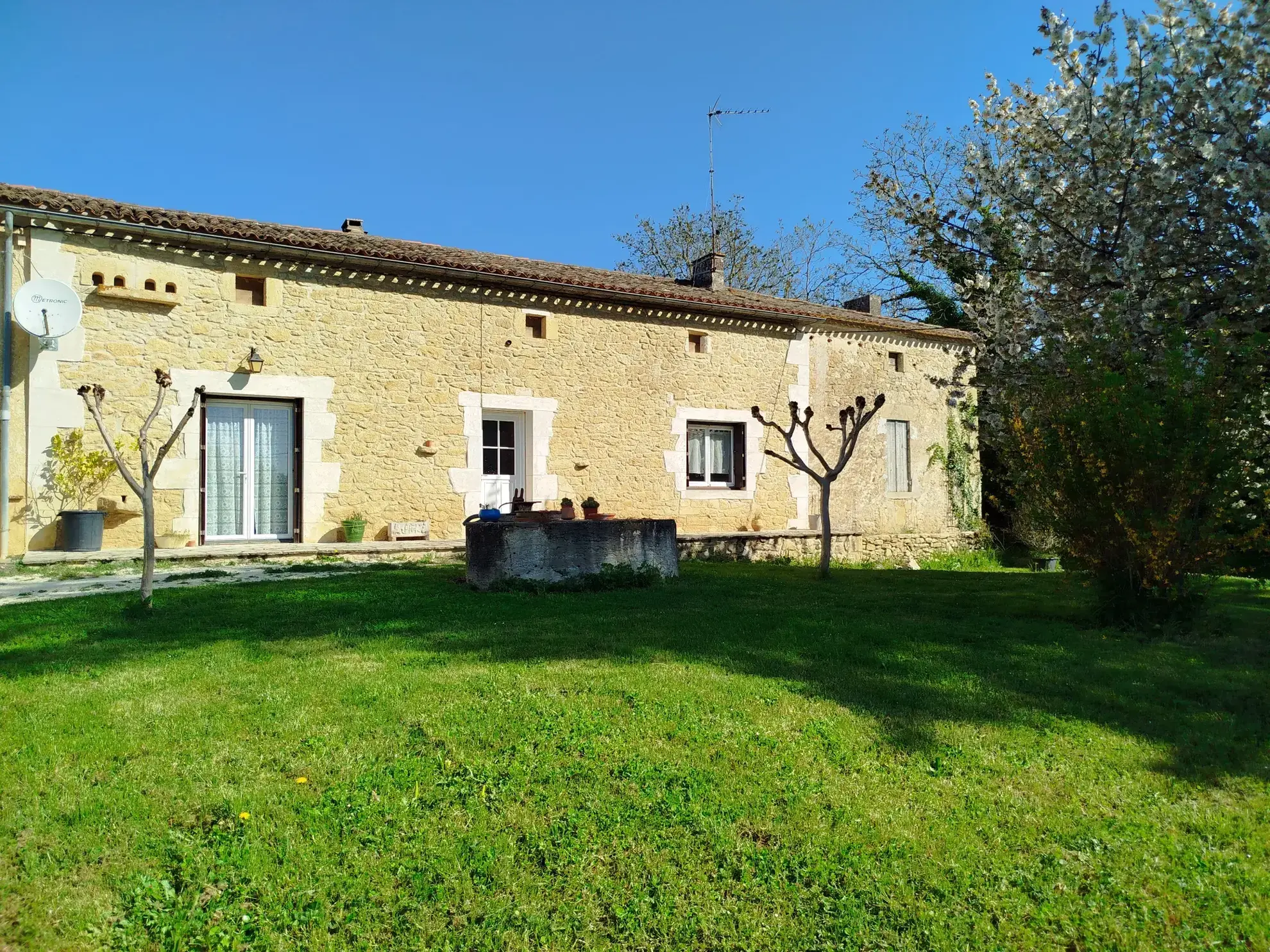 Maison à rénover avec dépendance sur 3024 m² à Ste Radegonde 