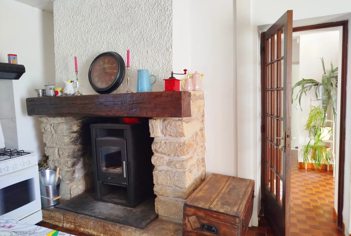 Maison à rénover avec dépendance sur 3024 m² à Ste Radegonde 
