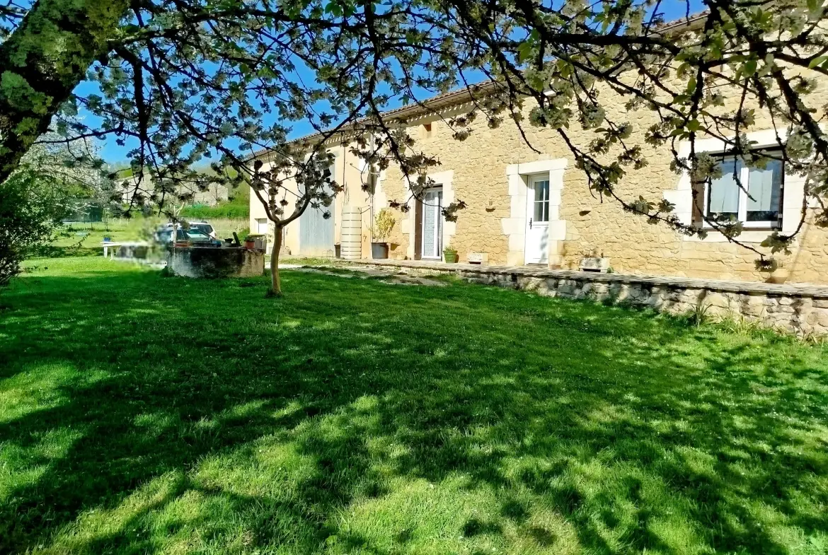 Maison à rénover avec dépendance sur 3024 m² à Ste Radegonde 