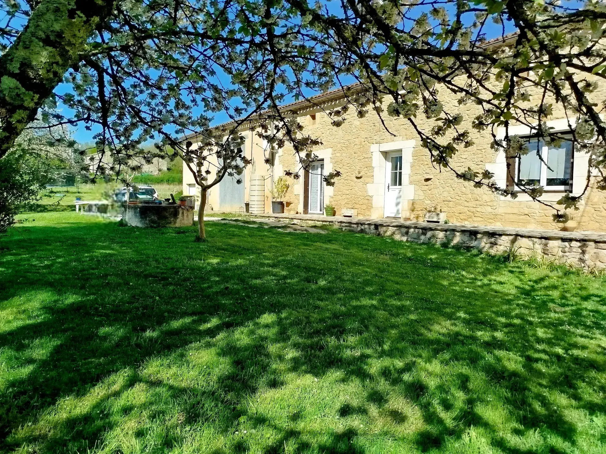 Maison à rénover avec dépendance sur 3024 m² à Ste Radegonde 