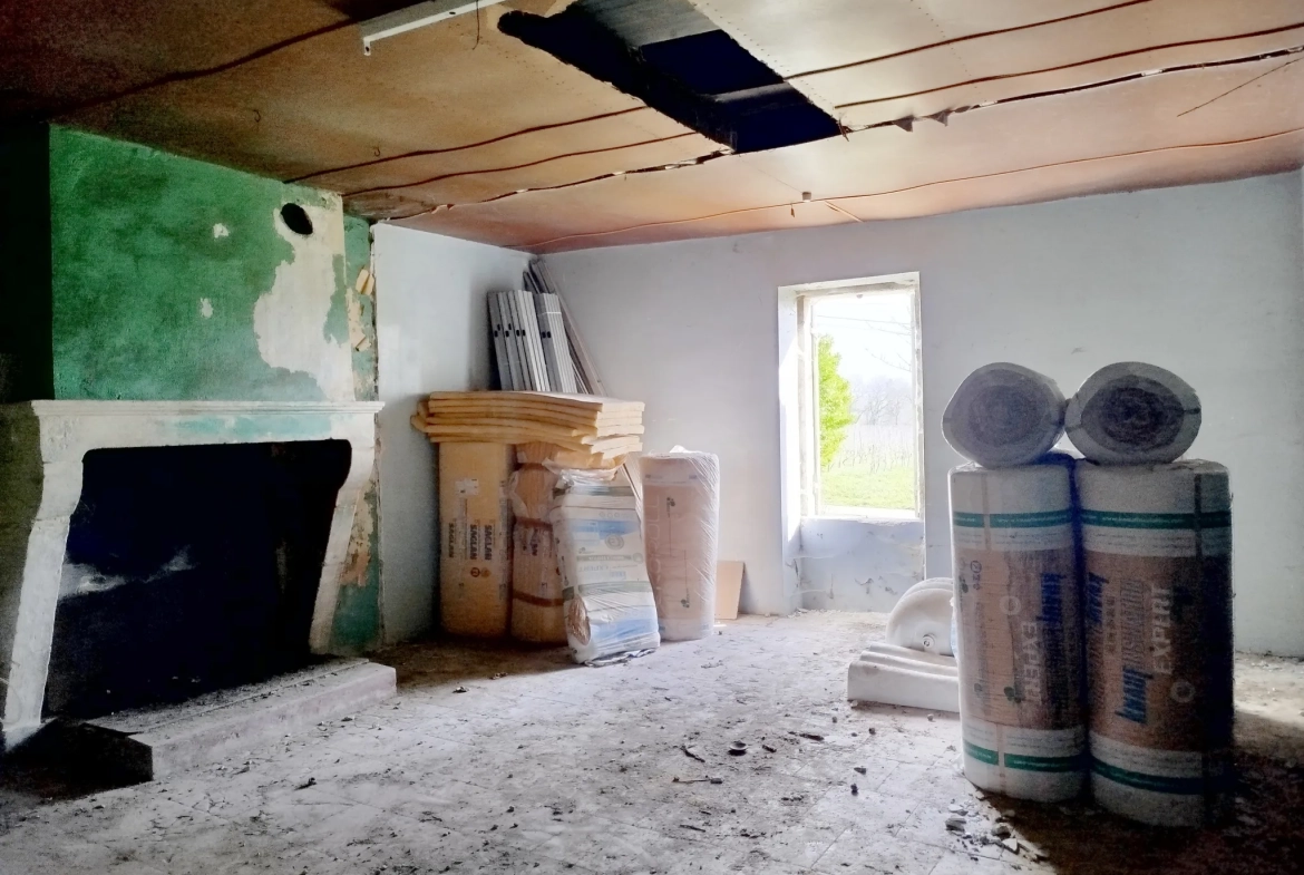 Maison à rénover avec dépendance sur 3024 m² à Ste Radegonde 