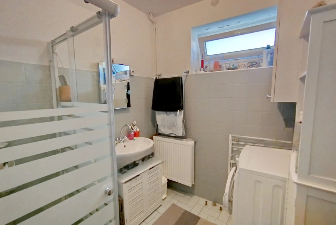Maison à rénover avec dépendance sur 3024 m² à Ste Radegonde 