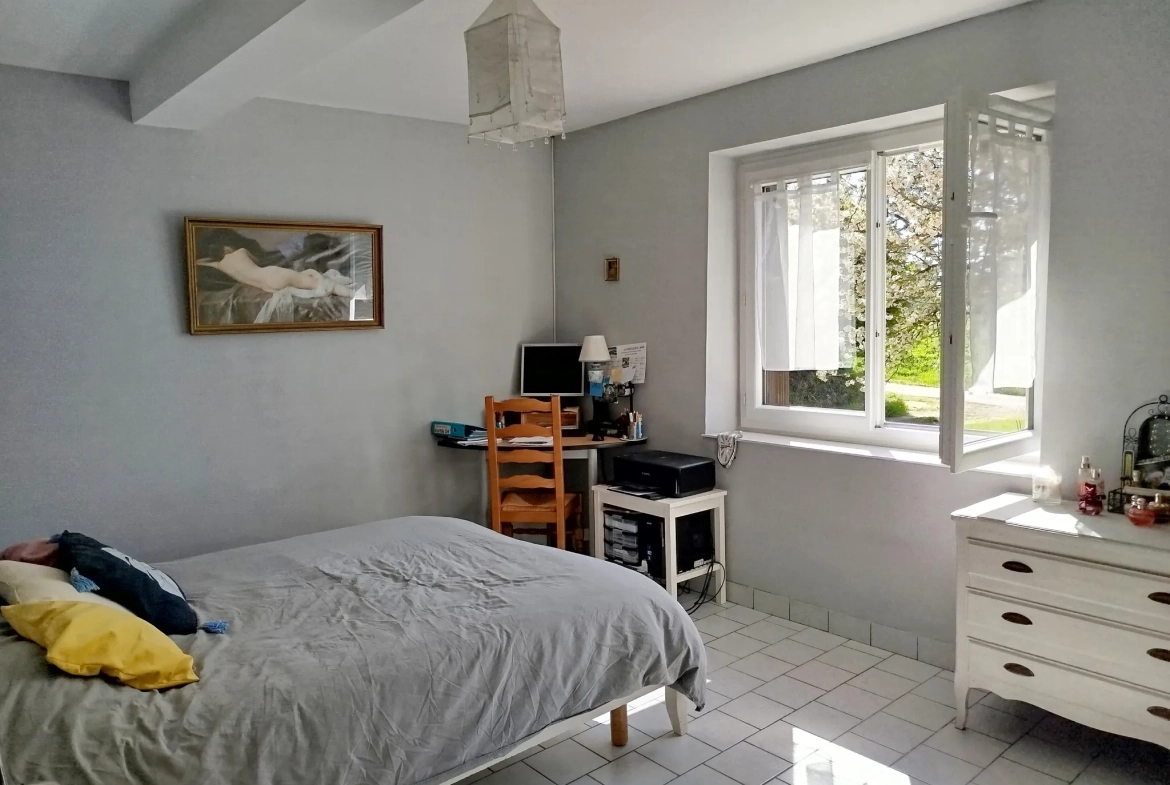 Maison à rénover avec dépendance sur 3024 m² à Ste Radegonde 
