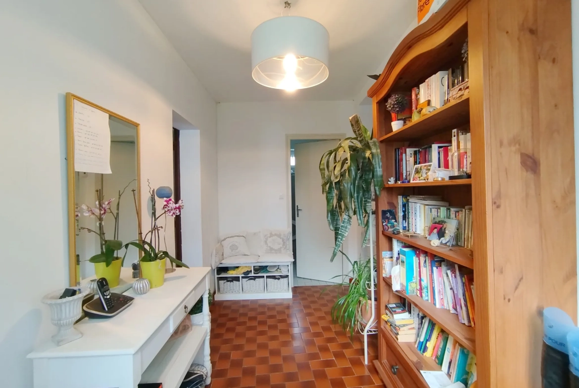 Maison à rénover avec dépendance sur 3024 m² à Ste Radegonde 