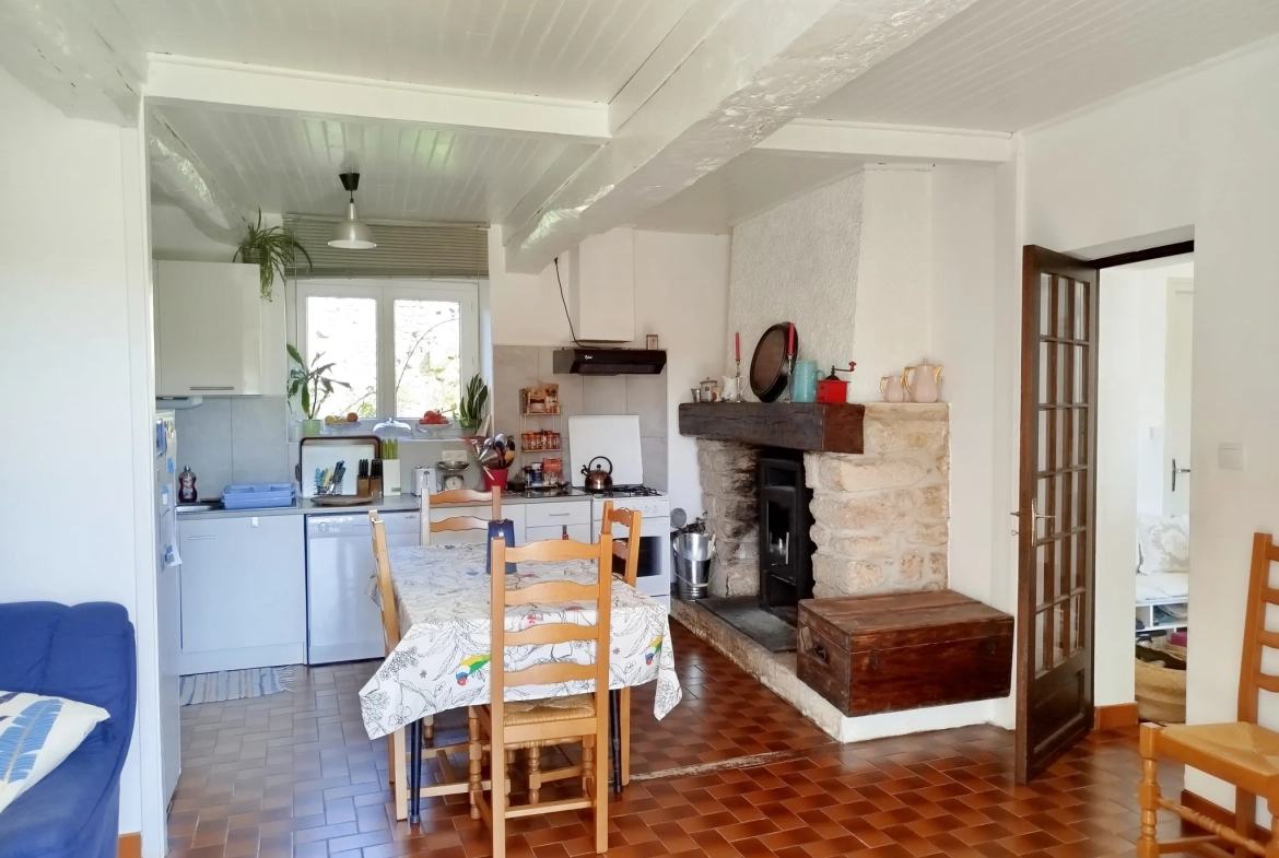 Maison à rénover avec dépendance sur 3024 m² à Ste Radegonde 