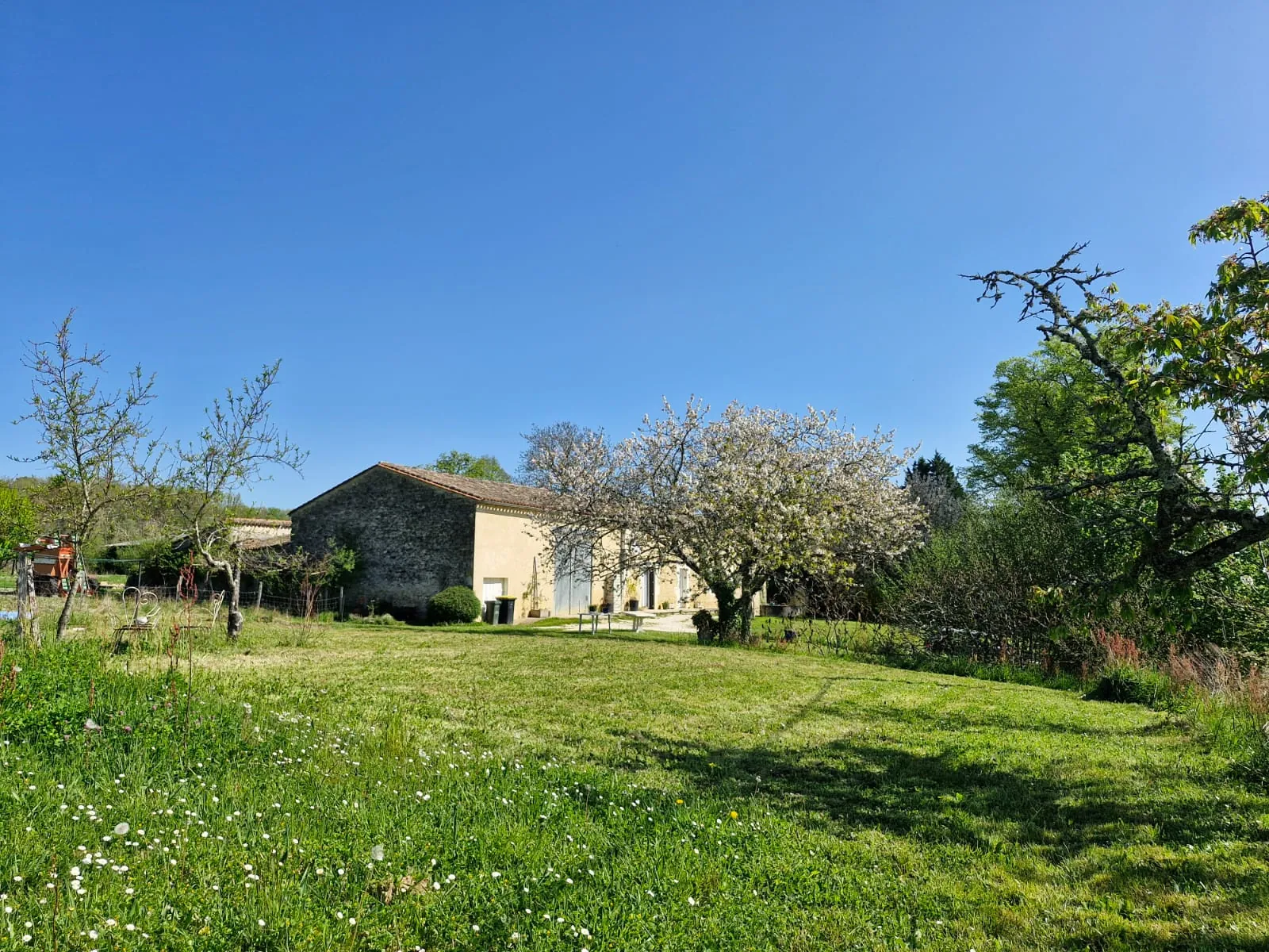 Maison à rénover avec dépendance sur 3024 m² à Ste Radegonde 